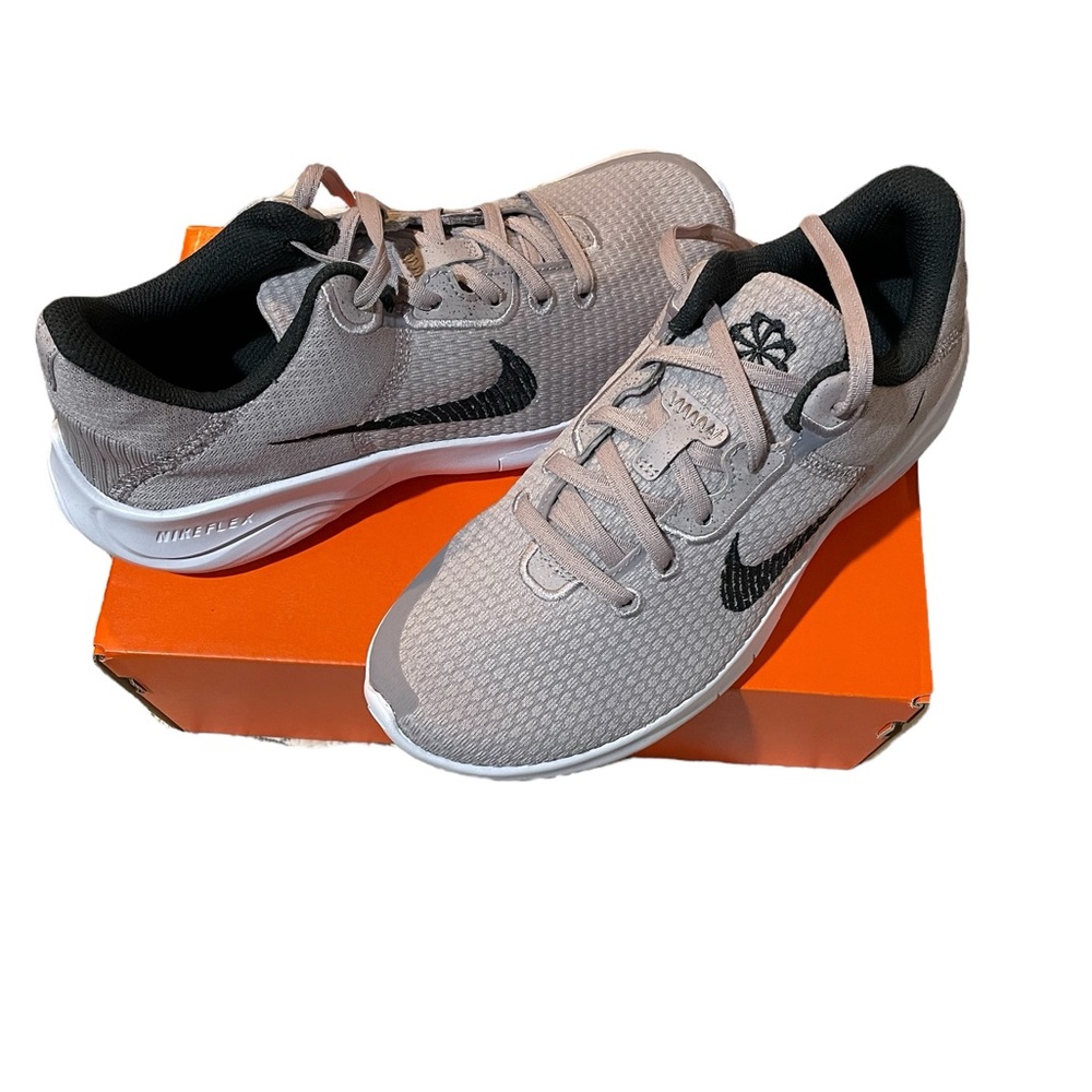 Nike Women's Gray and Black Athletic Shoes - Picture 3 of 7